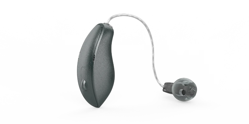 Modernes, graues Hörgerät mit ergonomischem Design und flexiblem Ohrstöpsel auf weißem Hintergrund.